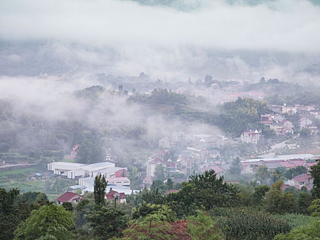 晨雾中的桐庐山村