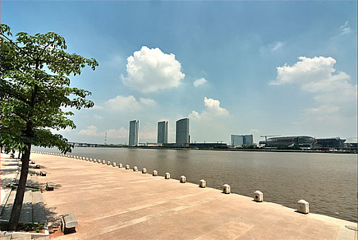 珠江河畔的广州香格里拉大饭店与保利广场
