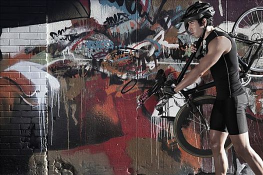男人,自行车,肩扛,正面,涂鸦,遮盖,墙壁