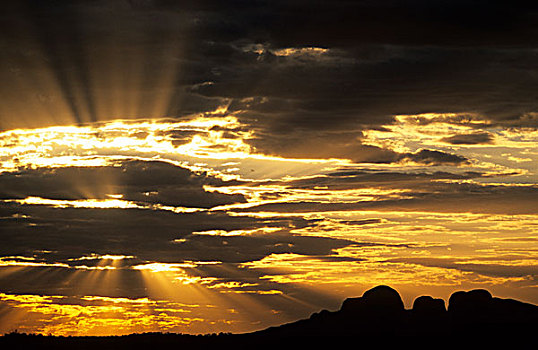 澳大利亚,乌卢鲁卡塔曲塔国家公园,太阳,云,后面,卡塔曲塔,奥加斯石群,靠近,乌卢鲁巨石,石头