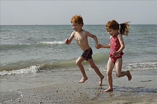 两个孩子,跑,海滩