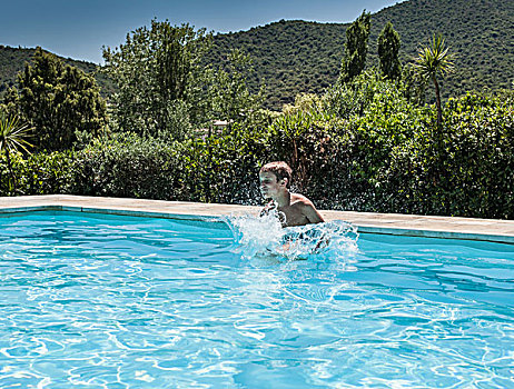 男孩,溅,玩,游泳池,萨丁尼亚,意大利