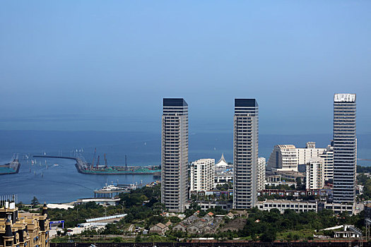 帆影点点成为大海里的靓丽风景线