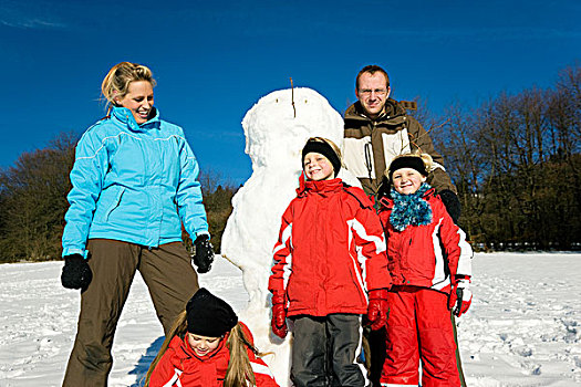 家庭,三个,儿童,冬天,站立,正面,建筑,雪人