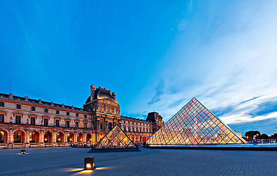 法国巴黎卢浮宫金字塔夜景