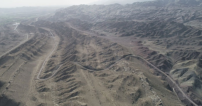 新疆哈密,航拍天山山区的地质构造与山区公路