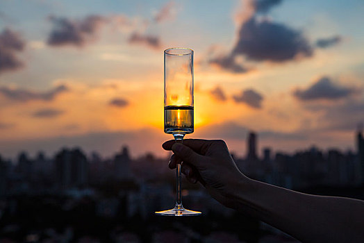 夕阳下的香槟杯