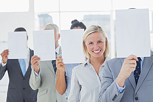 企业团队,捂脸,白人,纸,一个,女人,看镜头,微笑