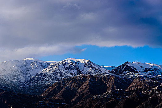 东天山雪景美如画