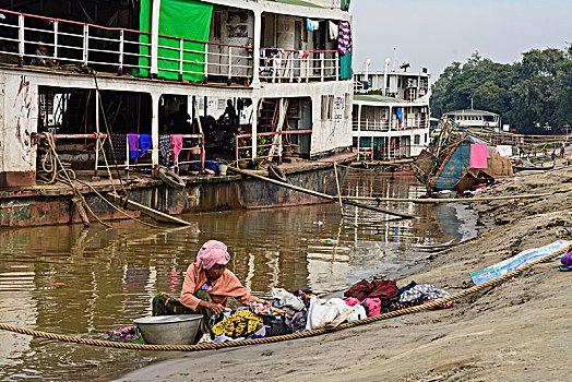曼德勒,女人,洗,衣服,伊洛瓦底江,河,船,区域,缅甸