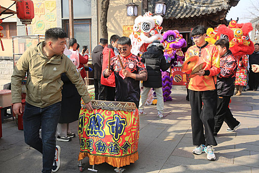 山东省日照市,二月二龙腾狮跃,旅游小镇人潮涌动