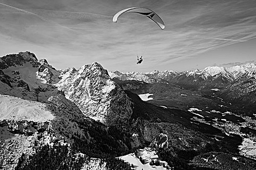 滑伞运动,航拍,楚格峰,山脉,加米施帕藤基兴,巴伐利亚,德国,欧洲