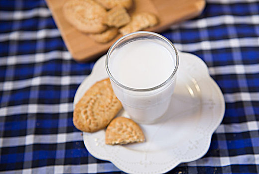 椰奶和全谷物酥性饼干的下午茶