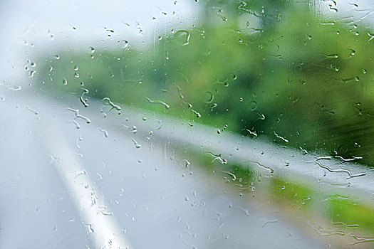 重庆至长沙在雨中g74高速公路