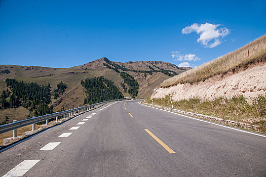 中国公路建设史上的丰碑-----g217国道独库公路独山子段旁乔尔玛天山峡谷草原公路