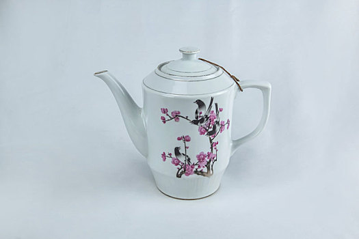 红梅喜鹊陶瓷白釉茶壶特写