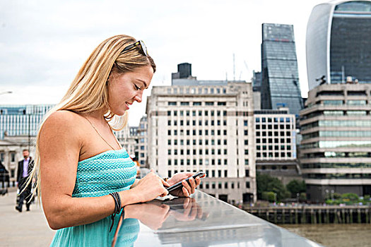中年,女人,站立,伦敦桥,智能手机,伦敦,建筑,背景