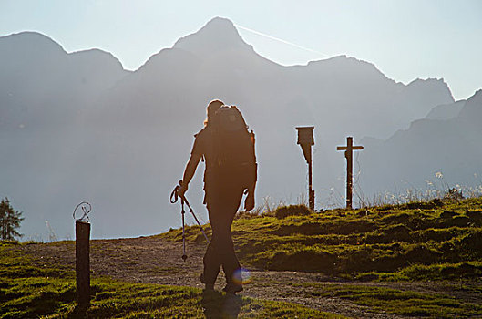 远足者,背包,跋涉,杆,背影,亮光,正面,山,景色,道路,高山,国王湖,贝希特斯加登地区,德国,欧洲