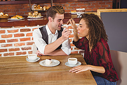 年轻,幸福伴侣,喂食,相互,蛋糕,咖啡