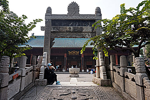 西安化觉巷清真大寺里的古代宗教建筑和行礼跪拜的伊斯兰教徒