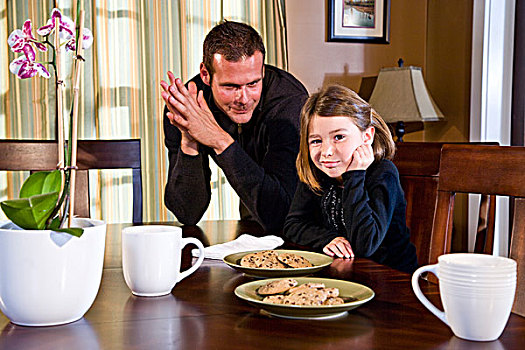 父亲,女儿,坐,餐厅,桌子,饼干