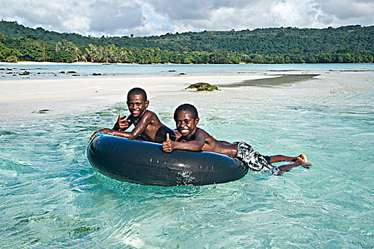 两个男孩,玩,清水,瓦努阿图,大洋洲