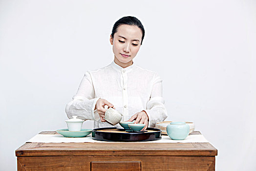 中国女性茶艺师做茶艺