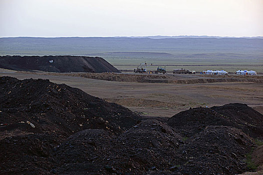 蒙古草原的露天煤矿