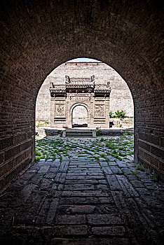 山西省晋中市榆次老城老城遗园瓮城城门与瓮城内忠义宫牌坊