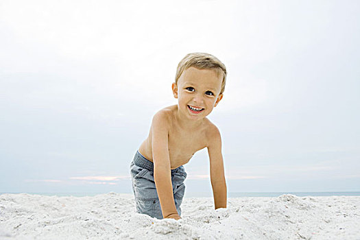 小男孩,蹲,海滩,看镜头,微笑,头像