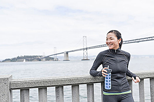 女性,跑步,休憩,海湾大桥,背景,旧金山,加利福尼亚