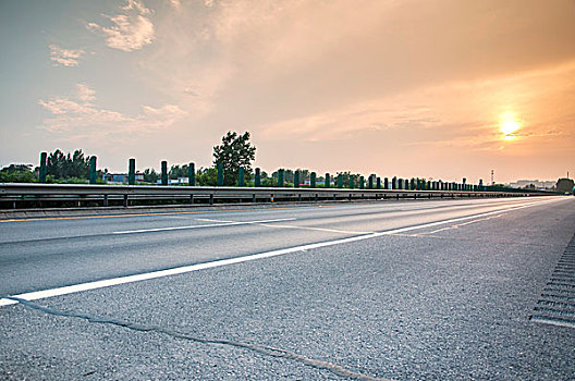 夕阳环境中空旷的高速公路