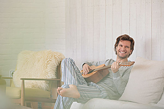 微笑,男人,睡衣,弹吉他,客厅