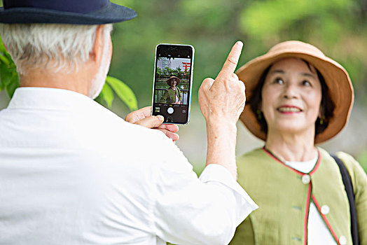 老年,夫妻,照相,机智,电话