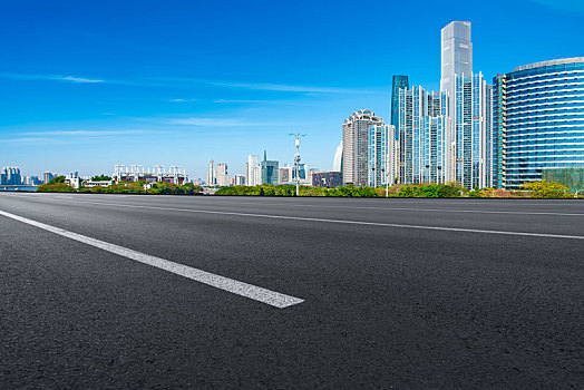 道路地面和现代建筑天际线