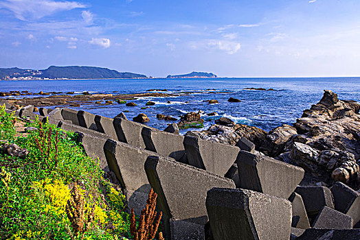 台湾新北市,基隆北海岸,海岸边防波堤的消波块及美丽花径