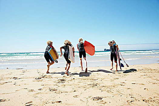 三个,女孩,男孩,跑,海滩,海洋,冲浪板,布列塔尼,法国,欧洲