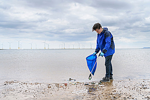 男人,垃圾,塑料制品,污染,收集,海滩,东北方,英格兰,英国