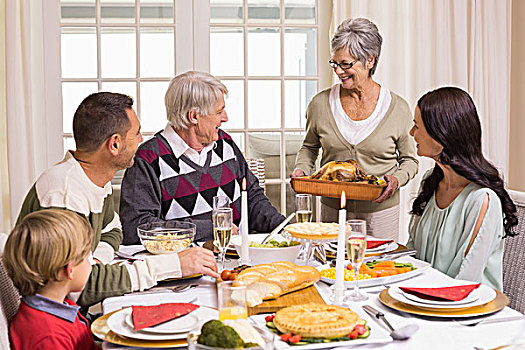 祖母,拿着,土耳其烤肉,家庭,餐桌