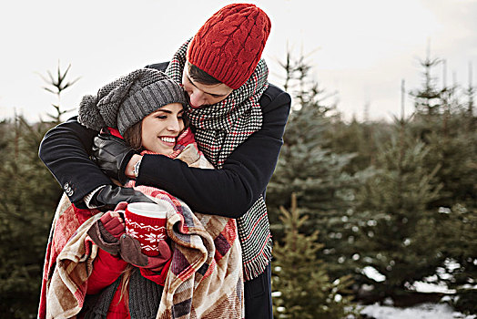 浪漫,年轻,情侣,圣诞树,树林,包着,毯子