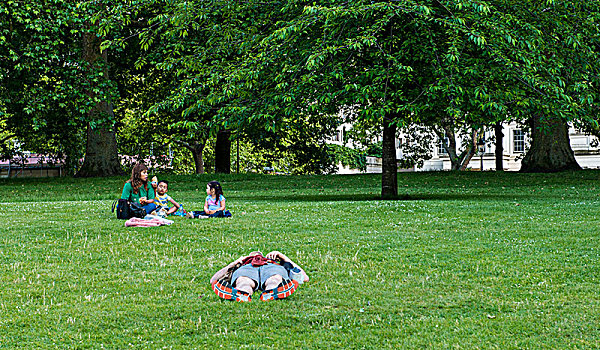 女士,孩子,野餐,海德公园,一个,男人,睡觉,正面,草地