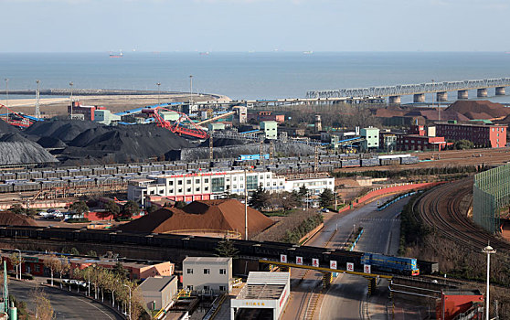 山东省日照市,寒冬里的港口生产现场,火车往来穿梭一片火热情景