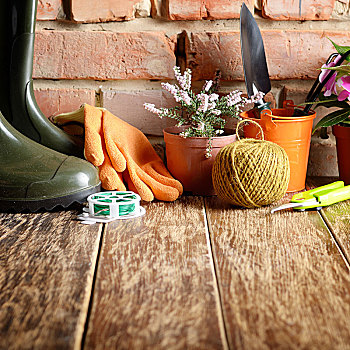 园艺工具,铲,耙子,绳索,手套,木地板