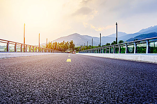 道路路面和天际线