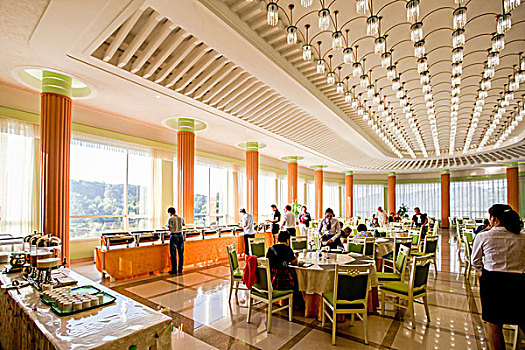 中国游客在朝鲜平壤西山饭店的早餐自助餐
