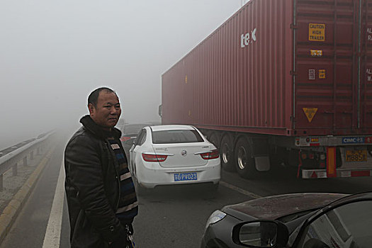 春运首日苏北遭遇大雾高速封闭人员车辆滞留