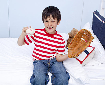 高兴,小男孩,玩,棒球,床上