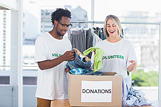 志愿者,看,捐赠,盒子,满,衣服