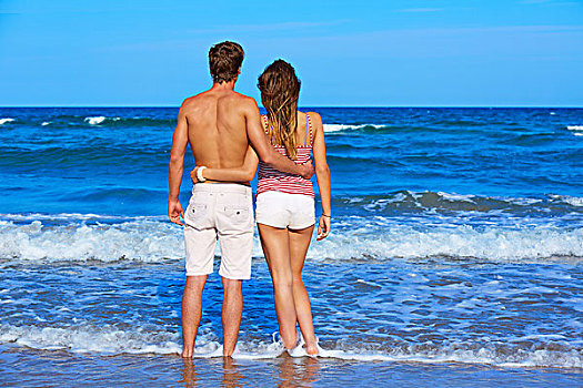 年轻,情侣,站立,看,海滩,后面,背面视角