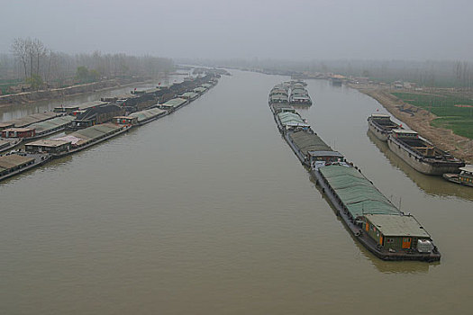 大运河扬州段运河里的船只
